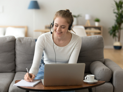 Call Center Mitarbeiterin im Home-Office